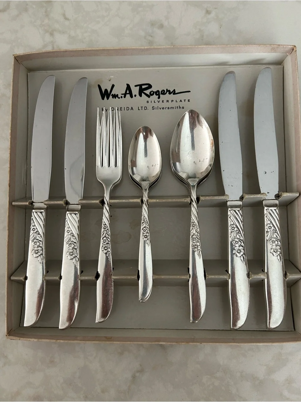 Oneida Wildwood Always Silver-plate Floral Handle Flatware Set - 4 settings